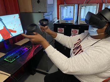 Diamond Arrington plays a VR game during her course visit to the Innovation Studio.