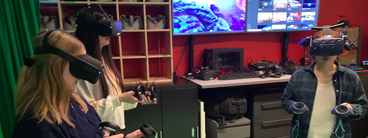 Students exploring virtual reality in CITL's vr lab