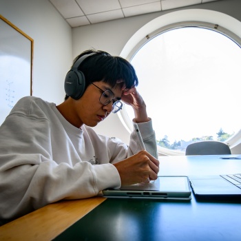 student with headphones studying