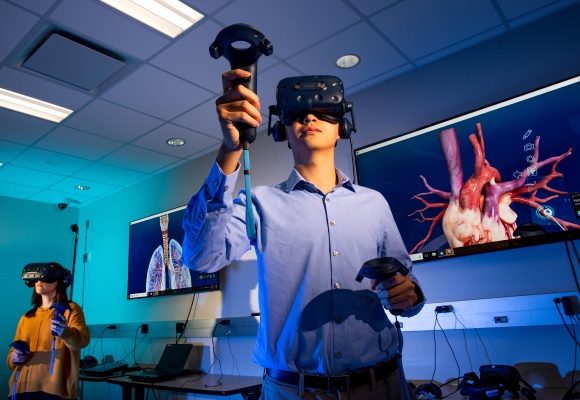 Students using VR to see 3D heart