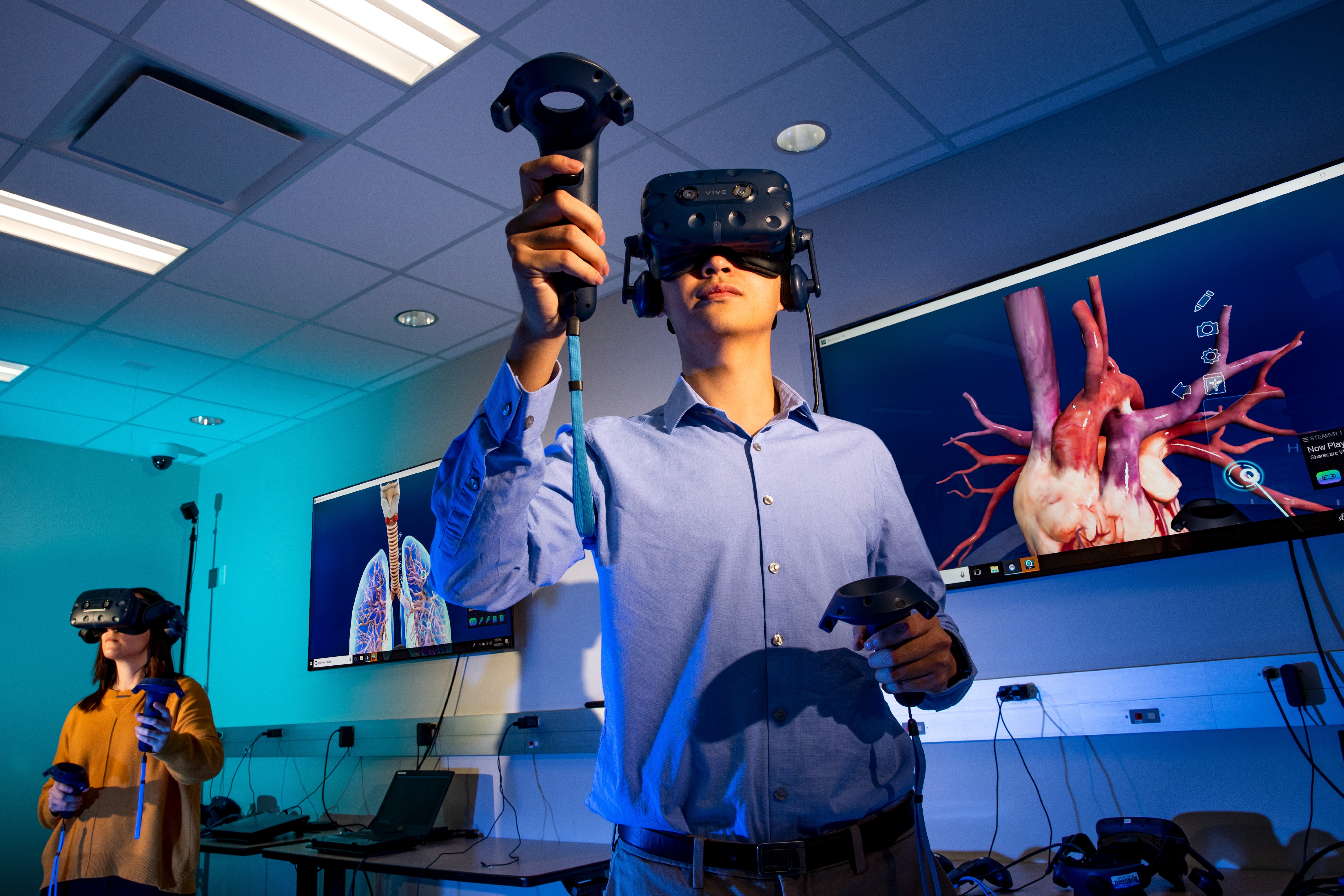 Students using VR to see 3D heart